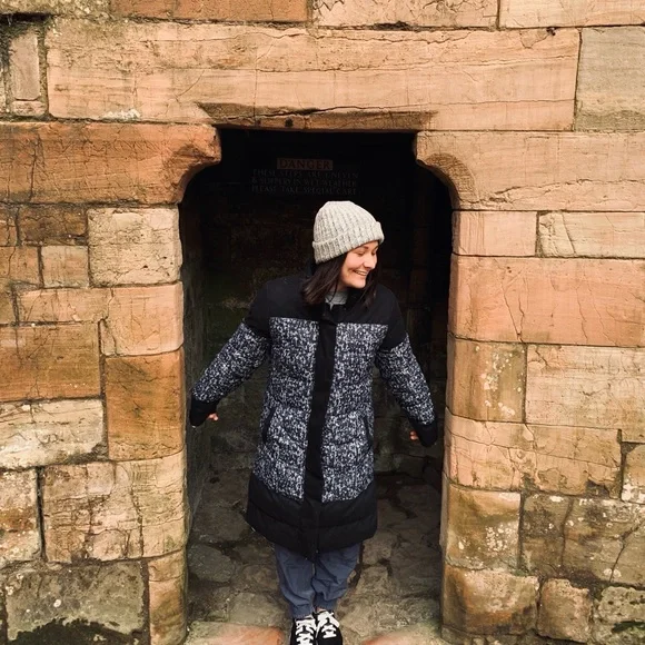 Gently used winter jacket. Size Medium. Long, very warm. - Picture 3 of 4